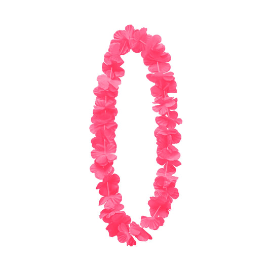En rosa hawaiikrans med klassiska tygblommor hänger i oval form mot vit bakgrund och visar sin starka tropiska färg.