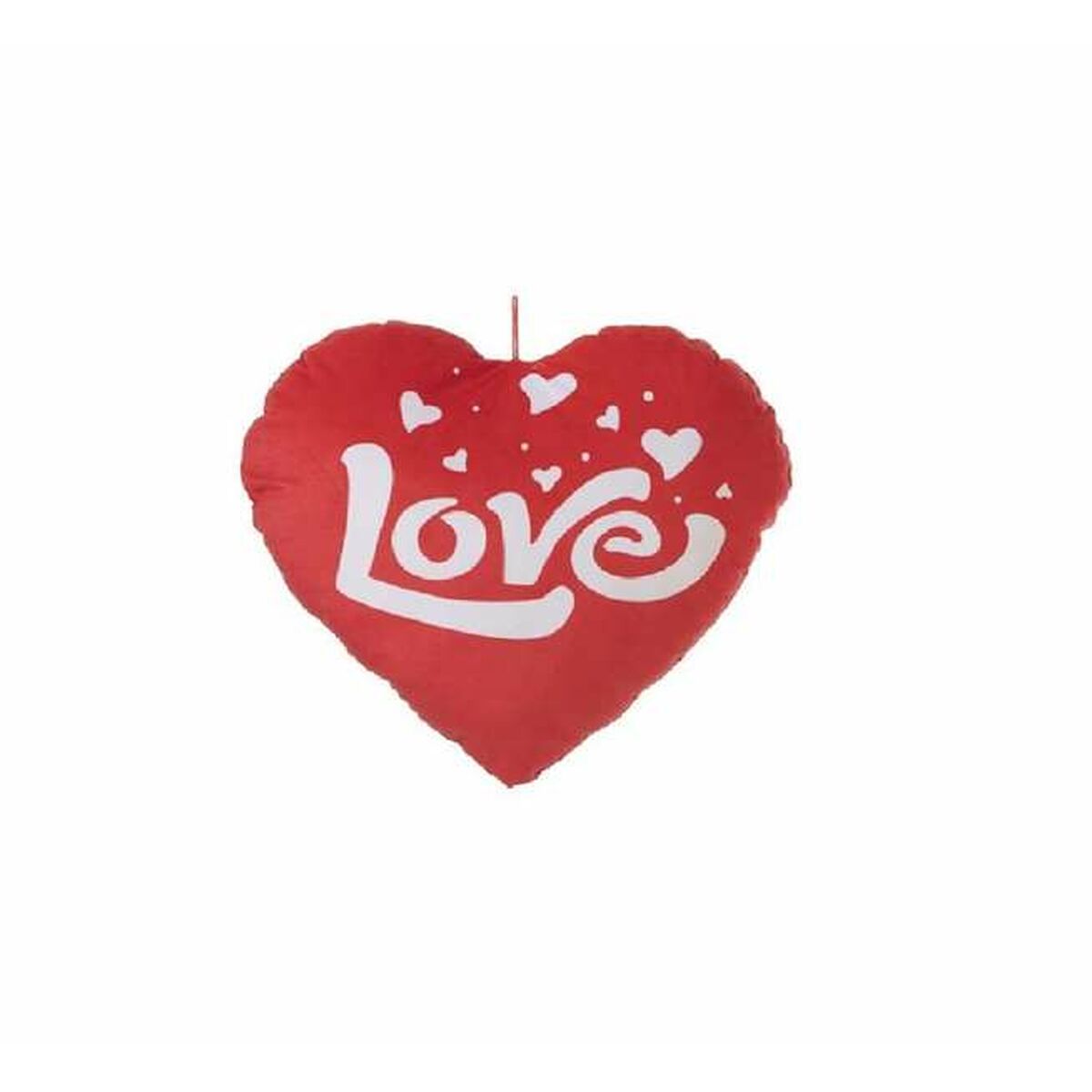 En röd hjärtformad plyschkudde med ordet Love tryckt i vitt tillsammans med små vita hjärtan.