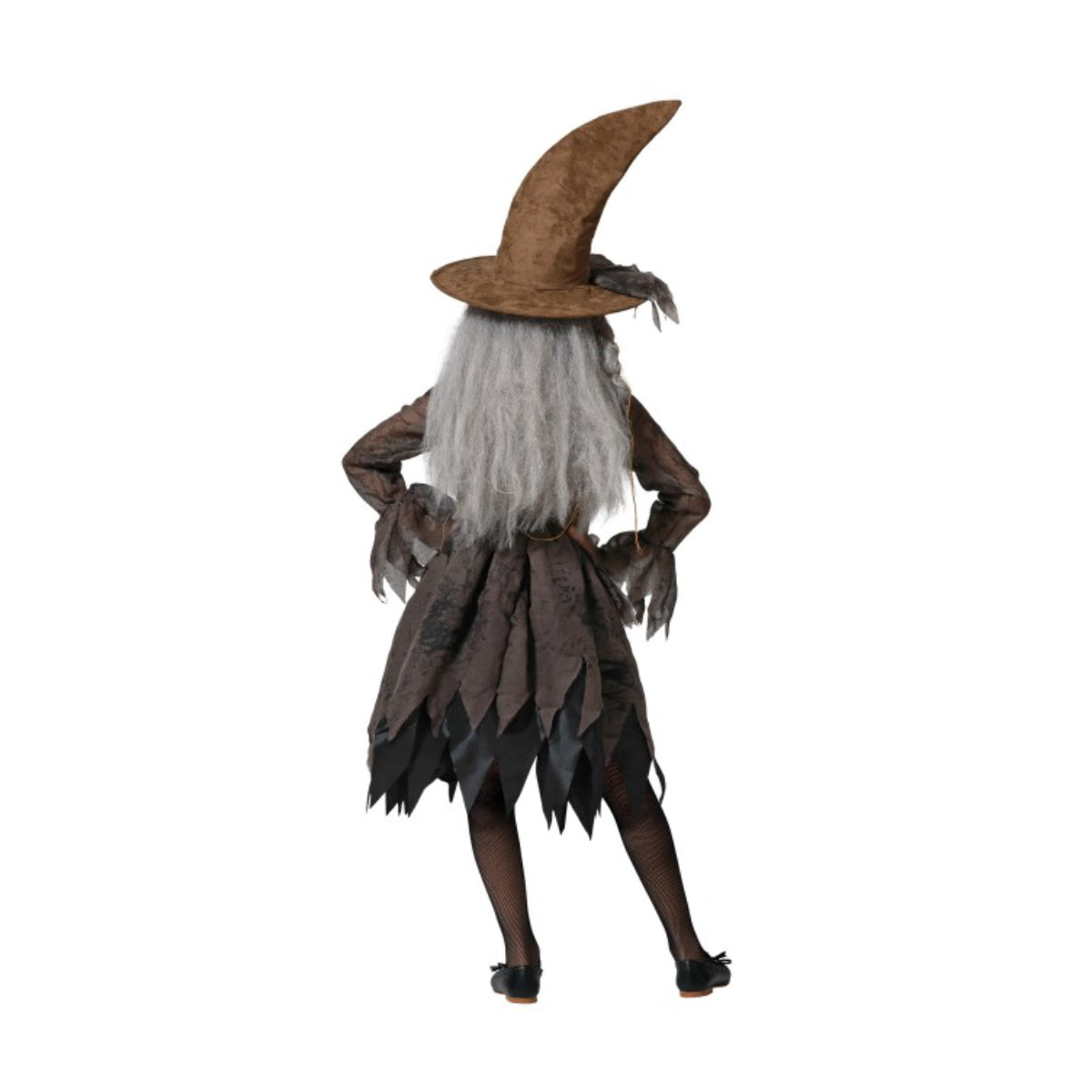 Baksidan av ett barn i den rustika häxdräkten, med grått perukhår som syns under den bruna hatten.