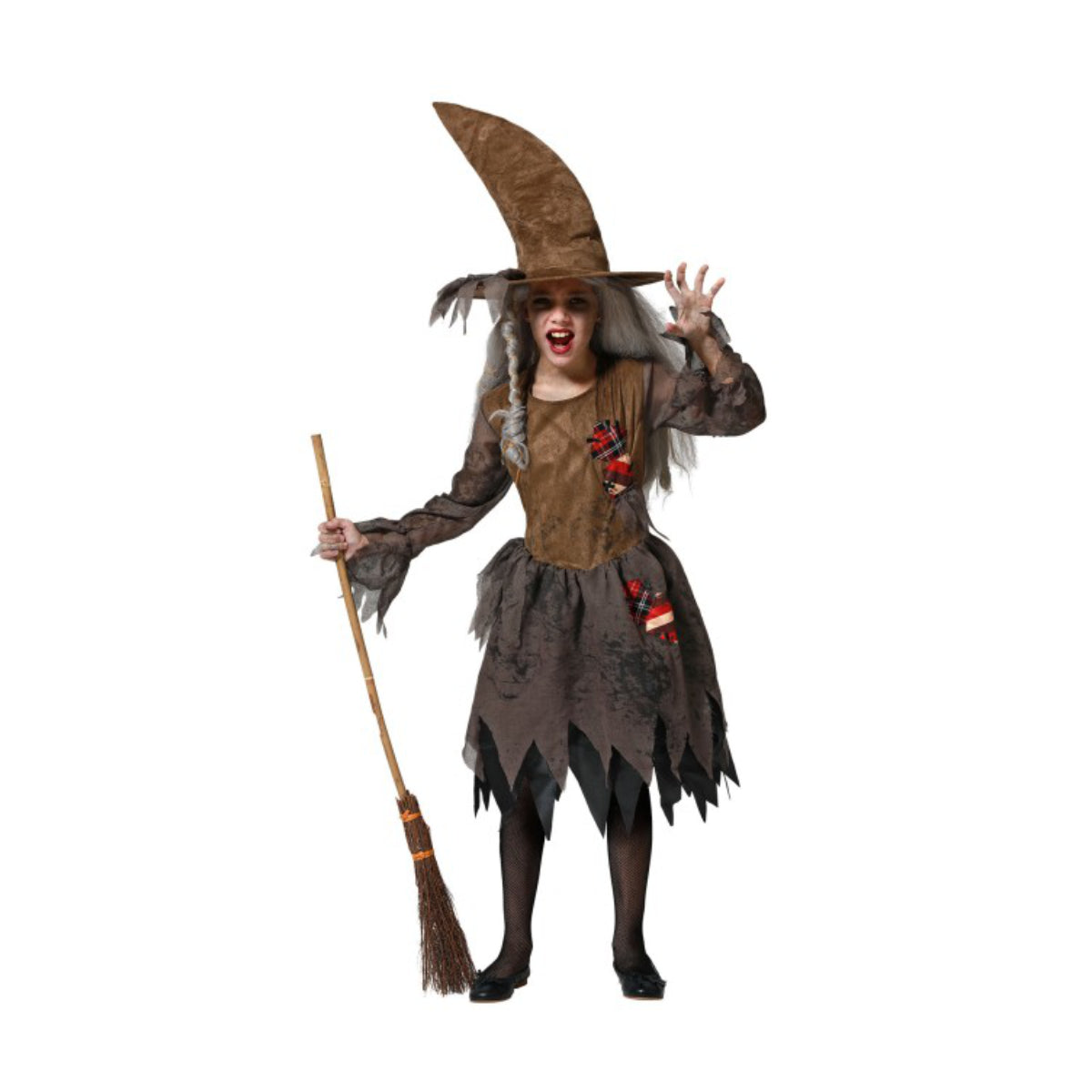 Ett barn poserar i en rustik brun häxdräkt med en böjd hatt och håller i en kvast.