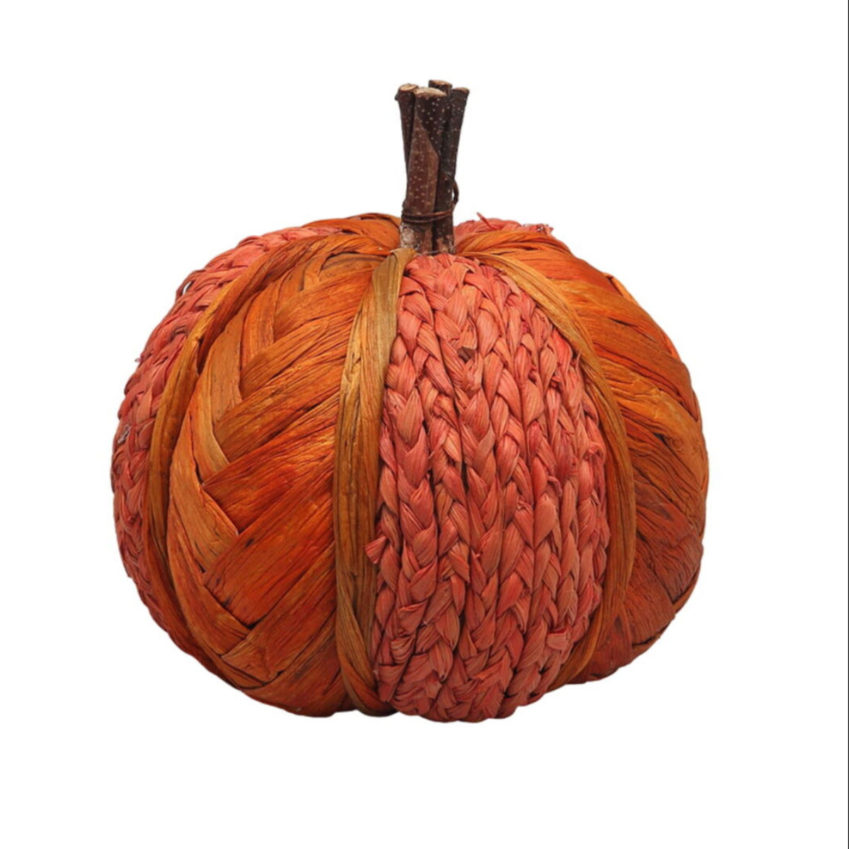 En rustik, orange pumpa gjord av flätat strå med en äkta kvist som stjälk, perfekt som höstdekoration.