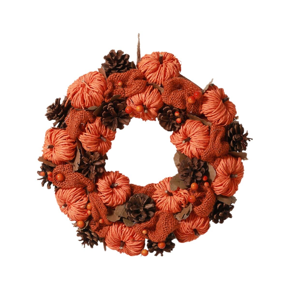 En vacker och rustik höstkrans gjord av små orangea garnpumpor, kottar och röda bär.