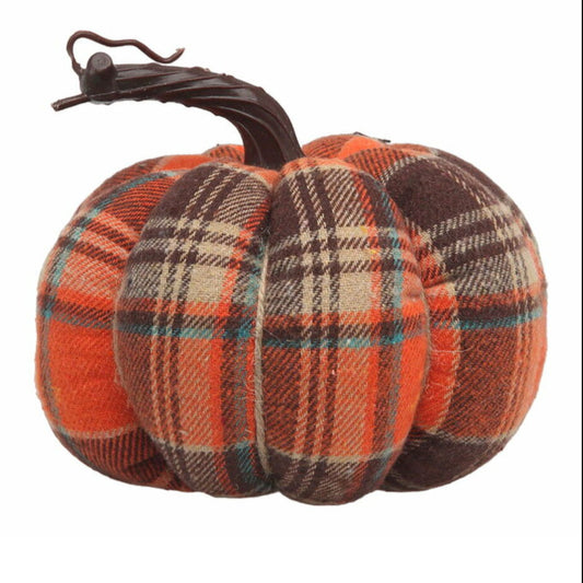 En rustik och mysig dekoration i form av en pumpa klädd i ett orange, brunt och turkost rutigt tyg.