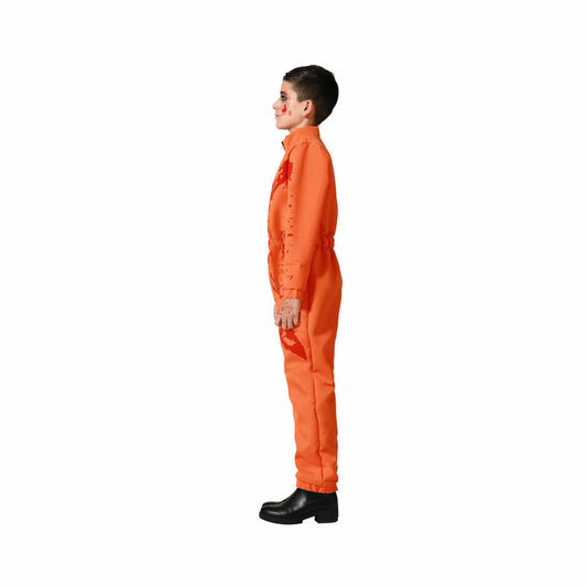 En pojke i en blodig, orange fångdräkt, sedd från sidan.