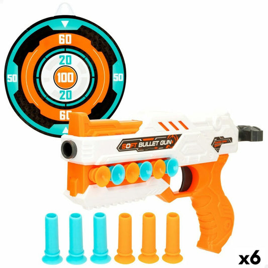 En vit och orange soft bullet pistol med sex sugkoppspilar (tre blå, tre orange) framför en rund, svart, orange och turkos måltavla med poängsiffror.