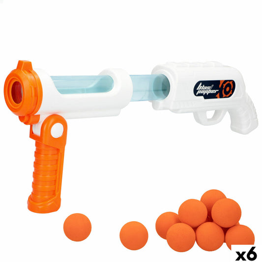 En vit och orange leksakspistol med texten "blast popper" och en transparent laddningskammare, bredvid ligger en hög med sex orangea skumgummikulor.