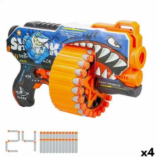En stor, elektrisk leksakspistol med hajtänder och en roterande trumma laddad med gråa skumpilar. Pistolen har blå och orange detaljer och texten "SHARK" syns tydligt.