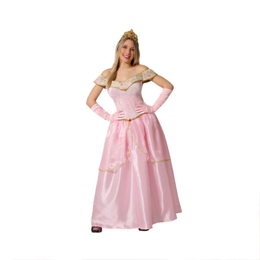 En leende kvinna poserar i en vacker och elegant, rosa prinsessklänning med gulddetaljer, långa handskar och en gyllene krona.