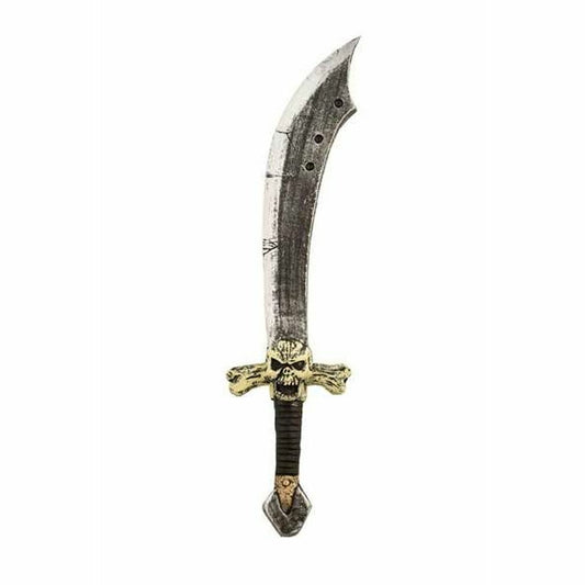 Ett stort och tufft, men säkert, piratsvärd i foam, med ett slitet, silverfärgat och böjt blad och ett handtag dekorerat med en guldfärgad dödskalle.