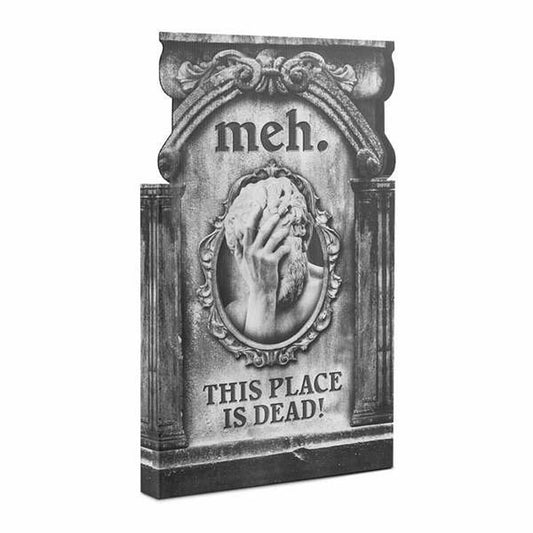 En rolig och sarkastisk gravstens-dekoration med texten "meh. THIS PLACE IS DEAD!" och en bild av en staty som gör en facepalm.