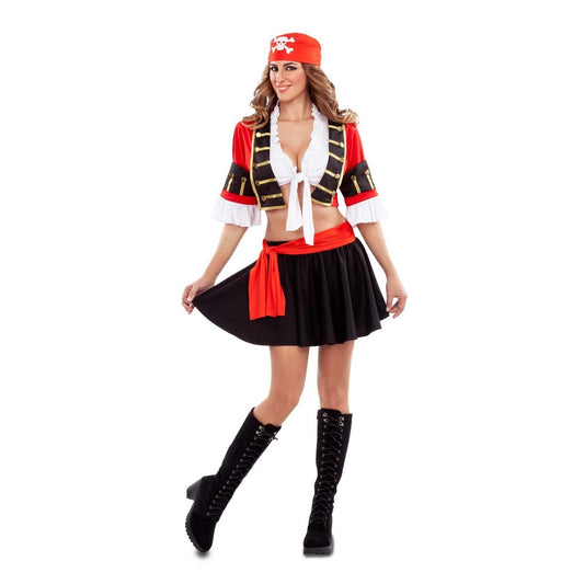 En kvinna i sexig piratdräkt med svart kjol, röd bandana, vit knytblus, röd scarf och svart jacka med gulddetaljer – perfekt för maskerad eller temafest.
