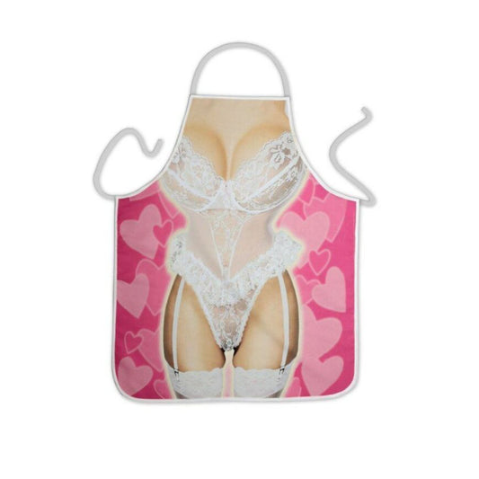 Förkläde med tryck som föreställer en kvinnokropp i vit spetslingerie mot en rosa bakgrund med hjärtan, skapar en humoristisk och sexig illusion.
