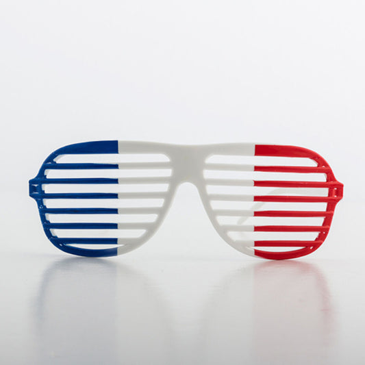 Shutter shades i blått, vitt och rött sett rakt framifrån, liggande på vit yta.