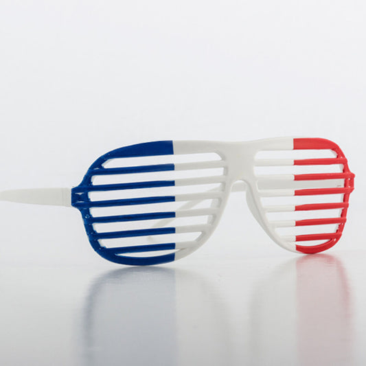 Blå-vita-röda shutter shades i plast fotograferade snett från sidan mot vit bakgrund.