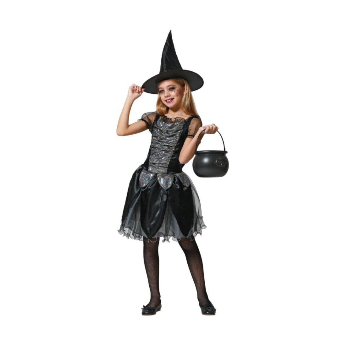 En leende flicka poserar i en elegant svart och silverfärgad häxdräkt, justerar sin spetsiga häxhatt och håller i en svart häxkittel, fotograferad i studio.