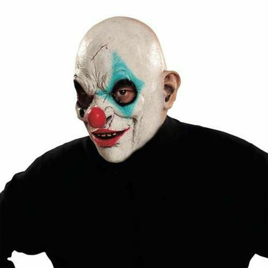 En man bär en skräckinjagande, flintskallig clownmask med ett ondskefullt leende och blått smink.