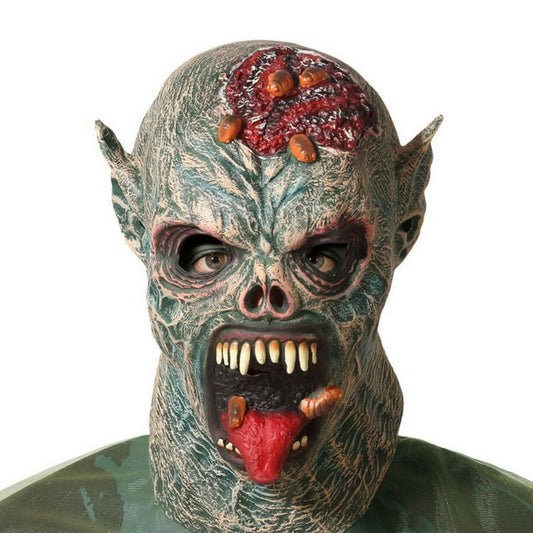 En person bär en läskig, heltäckande zombiemask i latex med ruttnande grön hud, en blottad blodig hjärna och en vidöppen mun med vassa tänder.