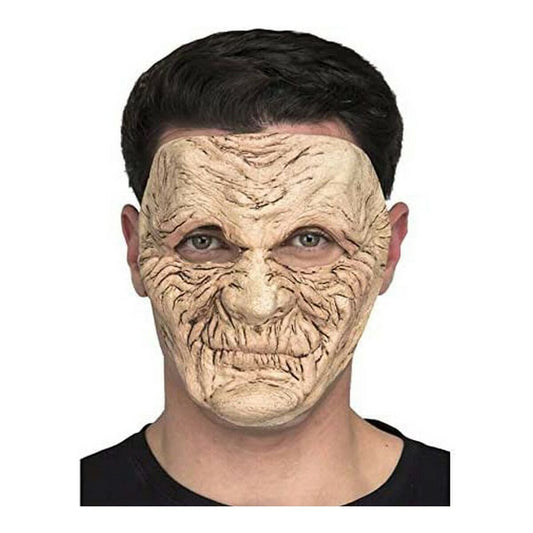 En man bär en skräckinjagande och rynkig latexmask som föreställer en ondskefull gammal gubbe.