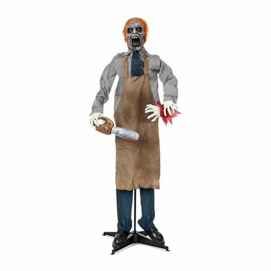 En 130 cm hög, stående Halloweendekoration i form av en Skräckinjagande Zombie-Slaktare med lysande gröna ögon och en leksaksmotorsåg i handen.