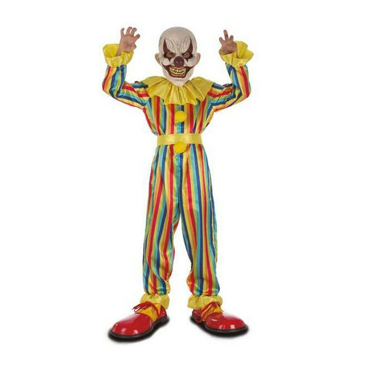 Ett barn klädd i en skrämmande och färgglad clowndräkt med en läskig clownmask, som håller upp händerna i en hotfull gest.