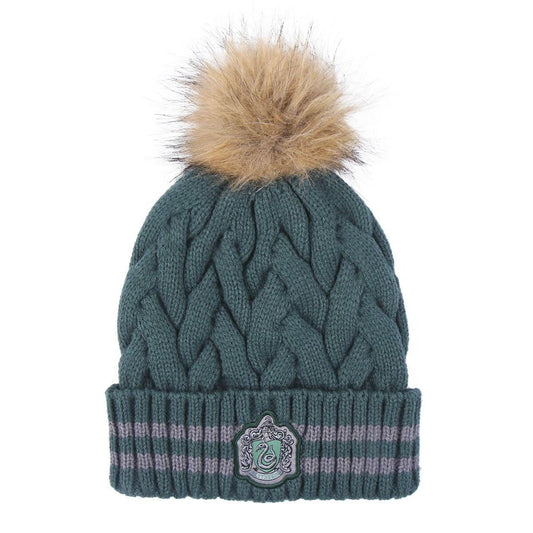 En stickad, grön och silverfärgad Slug Slytherin Mössa med en stor, fluffig tofs och Slytherins orm-emblem.