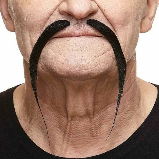 En man bär en lång, tunn och svart lösmustasch i klassisk mandarin- eller Fu Manchu-stil.
