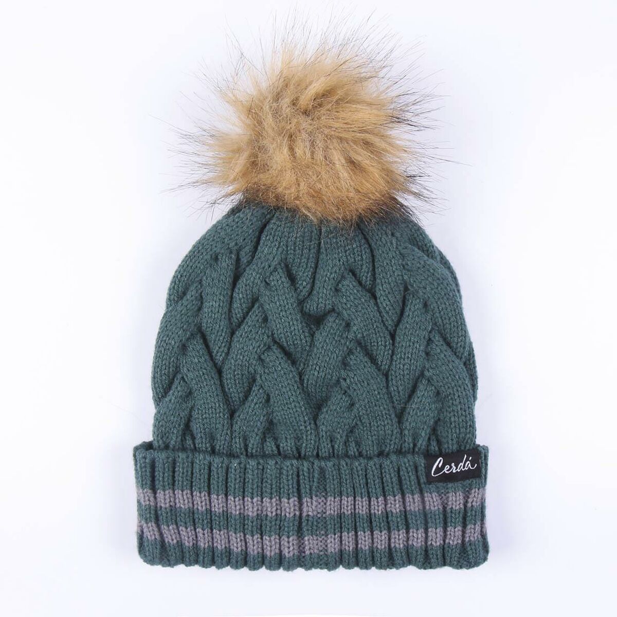 En grön, stickad Slytherin-mössa med gråa ränder och en stor, fluffig tofs i fuskpäls.