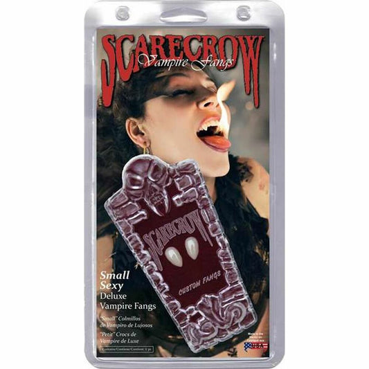 En förpackning med "Scarecrow Small Sexy Deluxe Vampire Fangs", som visar ett par små, vita huggtänder i en kistformad hållare.