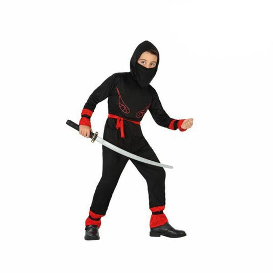 En pojke poserar i en komplett Smygande Svart & Röd Ninja Barndräkt, med en jumpsuit, huva och håller i ett leksakssvärd.