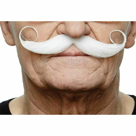 Närbild på en äldre mans ansikte där en stor, vit mustasch med tydligt uppåtsvepta lockar vid ändarna är fastsatt över överläppen.