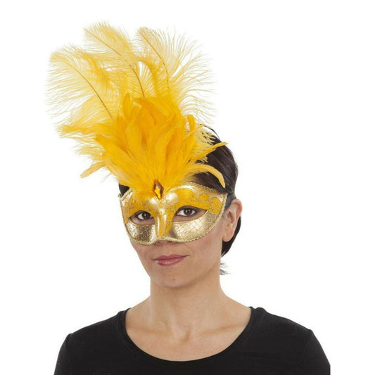 En kvinna bär en elegant ögonmask i guld med glittermönster, en gyllene juvel i pannan och en stor plym av fluffiga gula fjädrar på sidan.