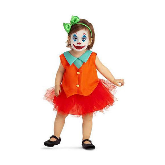En bedårande bebis i en komplett, Joker-inspirerad maskeraddräkt, bestående av en orange väst, en röd tyllkjol och en grön rosett i håret, med en söt clown-sminkning.