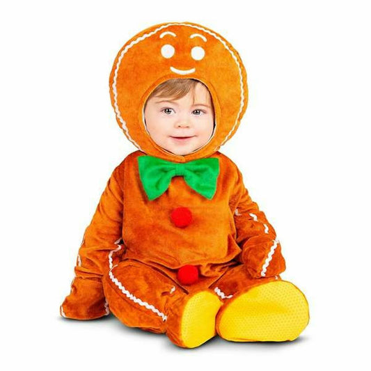 En leende bebis sitter i en komplett Söt Pepparkaksgubbe Bebisdräkt, med en brun jumpsuit och en stor, rund huvudbonad.