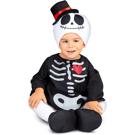 En leende bebis sitter i en komplett Sött Gentleman-Skelett Bebisdräkt, med en tröja med skelett-tryck och en dödskalle-mössa med hatt.