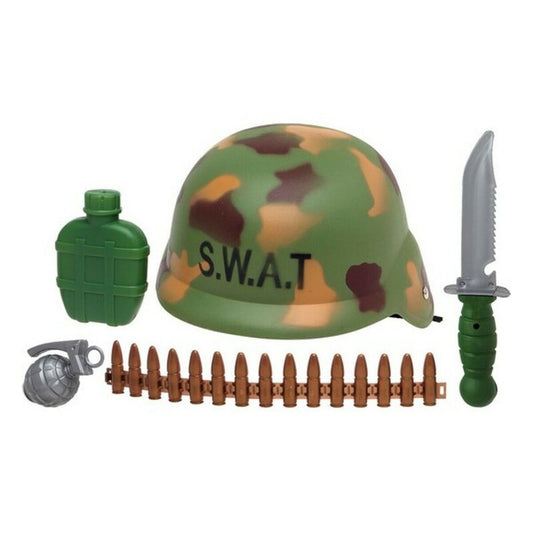 Alla delar i militärsetet upplagda: en kamouflagehjälm med S.W.A.T-text, en grön fältflaska, en leksakskniv, en leksaksgranat och ett brunt patronbälte.