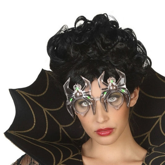 En modell bär de genomskinliga spindelglasögonen som en cool och unik Halloween-accessoar.