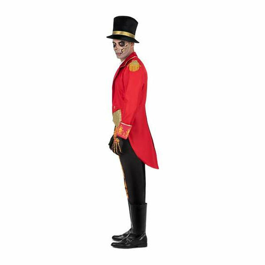 En man står i profil och visar den röda cirkusdirektör-rocken och de detaljerade skelett-byxorna.