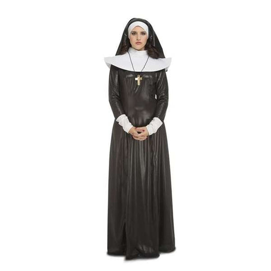 En kvinna poserar i en hellång, Ståtlig Abbedissa Nunnedräkt i plus size, med en stor vit krage och huvudbonad.