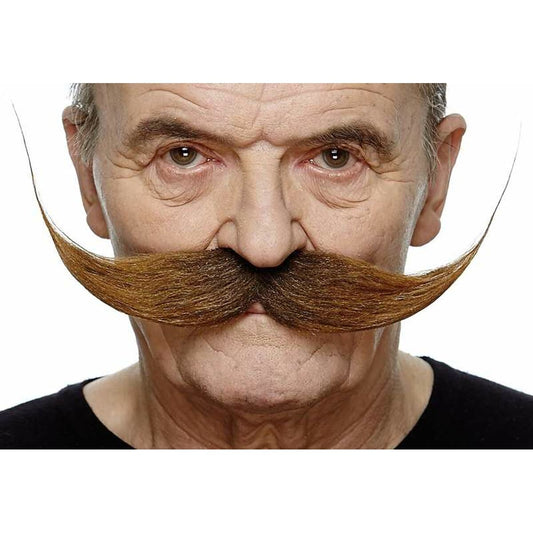 En man bär en ståtlig, stor och brun mustasch av modellen Vilda Västern-sheriff med långa, tvinnade ändar.
