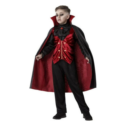 Ett barn poserar i en ståtlig vampyrdräkt för barn, med röd sammetsväst och en dramatisk svart mantel.