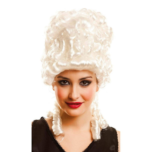 En leende kvinna bär en hög, vit och lockig rokoko-peruk i 1700-talsstil, liknande Marie Antoinette, med två korkskruvslockar som hänger ner framtill.