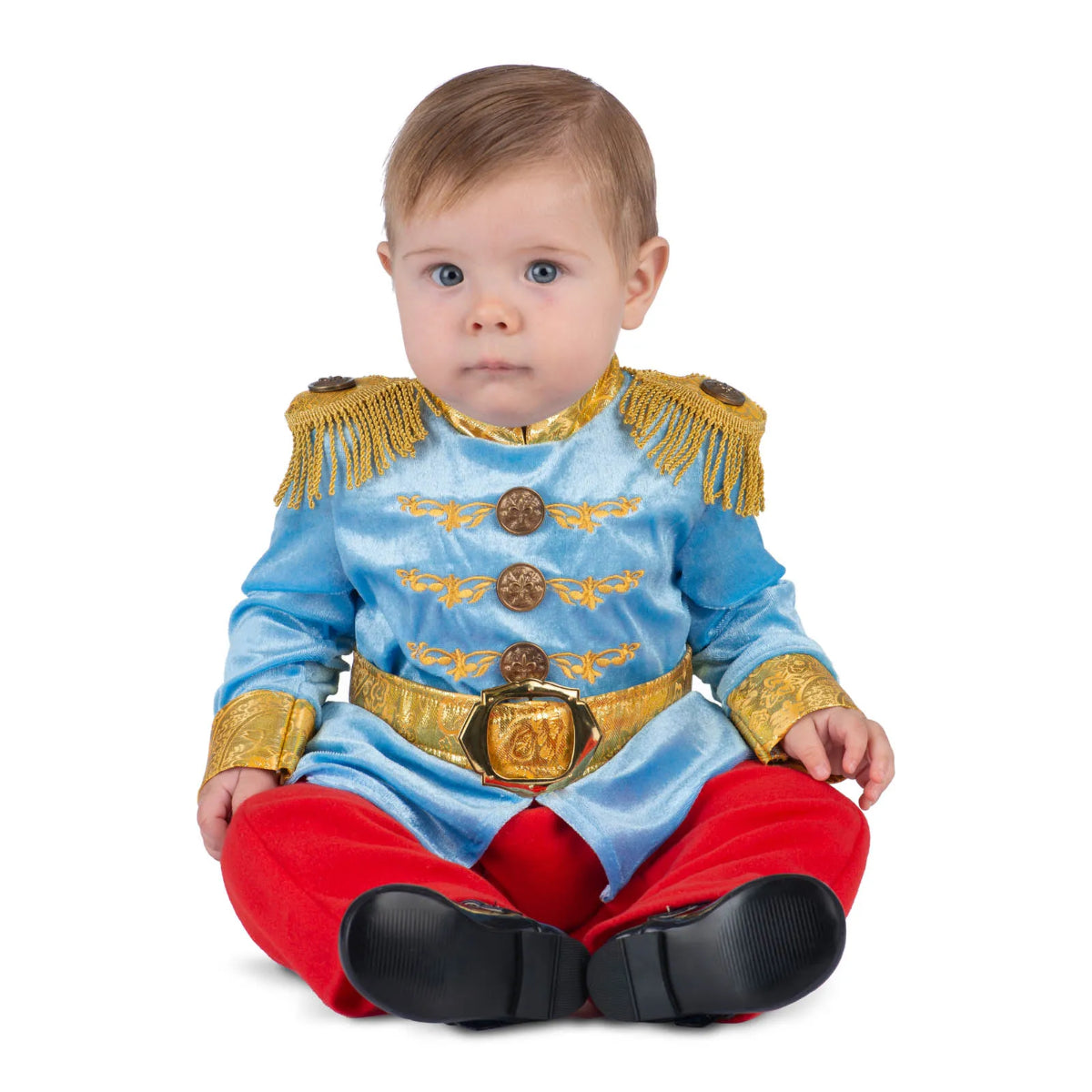En bebis sitter i en komplett Ståtlig Liten Prins Bebisdräkt, med en ljusblå och röd jumpsuit med gulddetaljer.