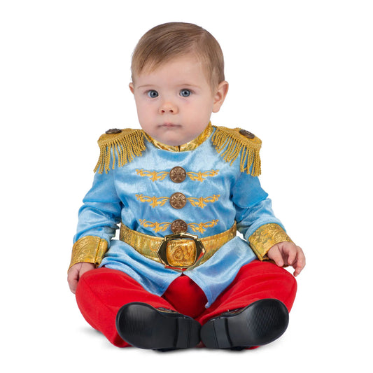 En bebis sitter i en komplett Ståtlig Liten Prins Bebisdräkt, med en ljusblå och röd jumpsuit med gulddetaljer.