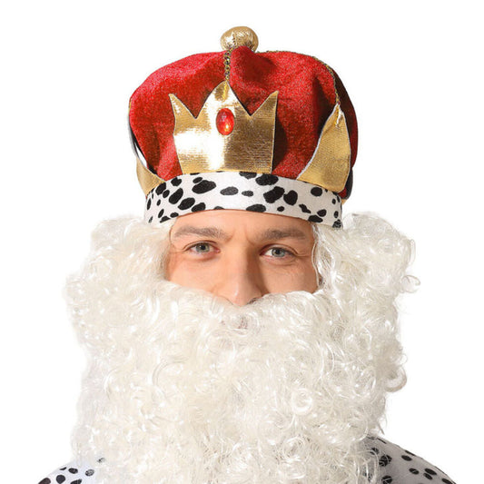 En man med ett stort, vitt lösskägg bär en ståtlig och unik kungakrona med en bas i dalmatiner-mönster och en topp i röd sammet.