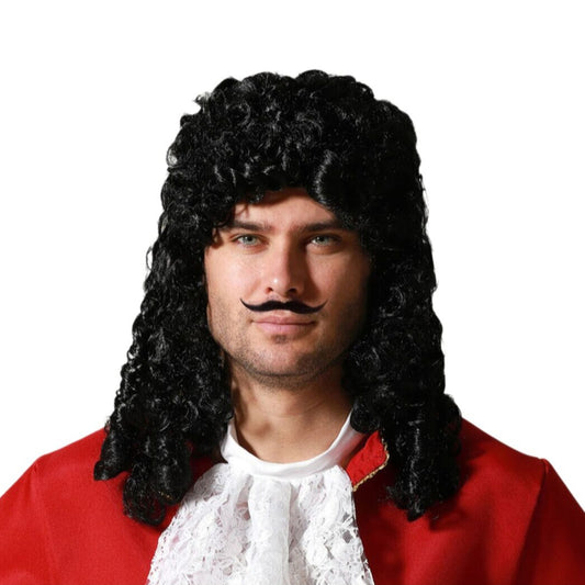 En man med mustasch bär en Ståtlig Svart 1700-talsperuk med långt, lockigt hår.