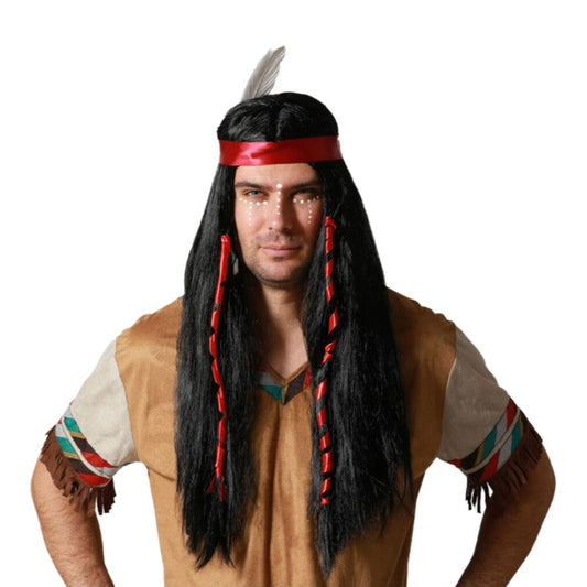 En man bär en Ståtlig Svart Indianperuk med två flätor, ett rött pannband och en vit fjäder.