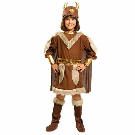 Ett leende barn poserar i en komplett och ståtlig brun vikingadräkt med fuskpäls, mantel och en hjälm med gyllene horn.