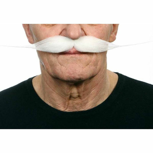 Närbild på en äldre mans ansikte som bär en fluffig, lång och vit mustasch med extremt långa, tunna spröt som sträcker sig ut åt sidorna.