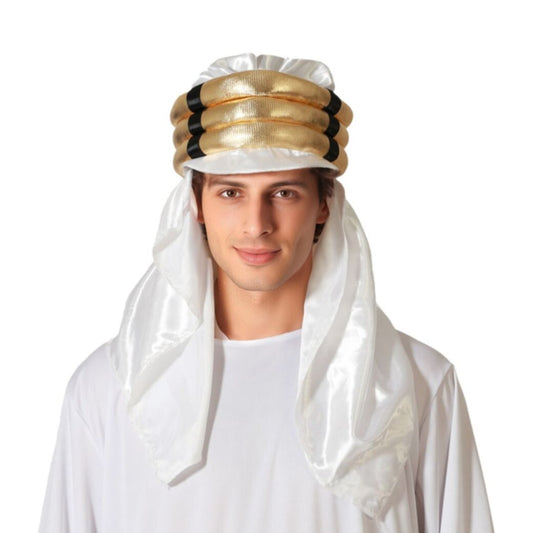 En ung man bär en Ståtlig Vit Sultan Turban med guldfärgade ringar och ett vitt sidentyg som hänger ner över axlarna.