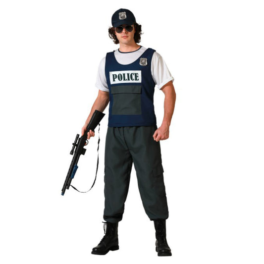 En man poserar i en Stenhård Hollywood-Snut Maskeraddräkt, bestående av en t-shirt med påsydd väst, byxor och en poliskeps, och håller i ett leksaksgevär.